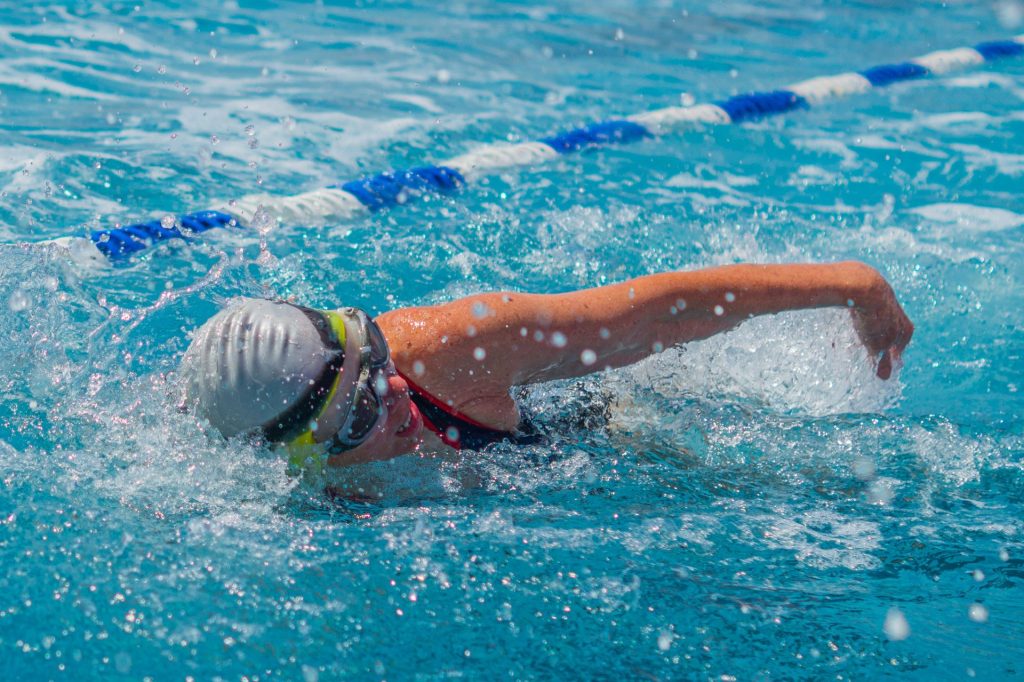 Ein Schwimmer im Schwimmbecken