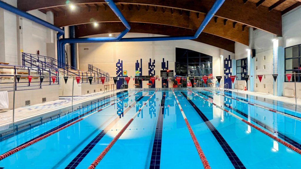 Ein Innenpool mit blauem Wasser